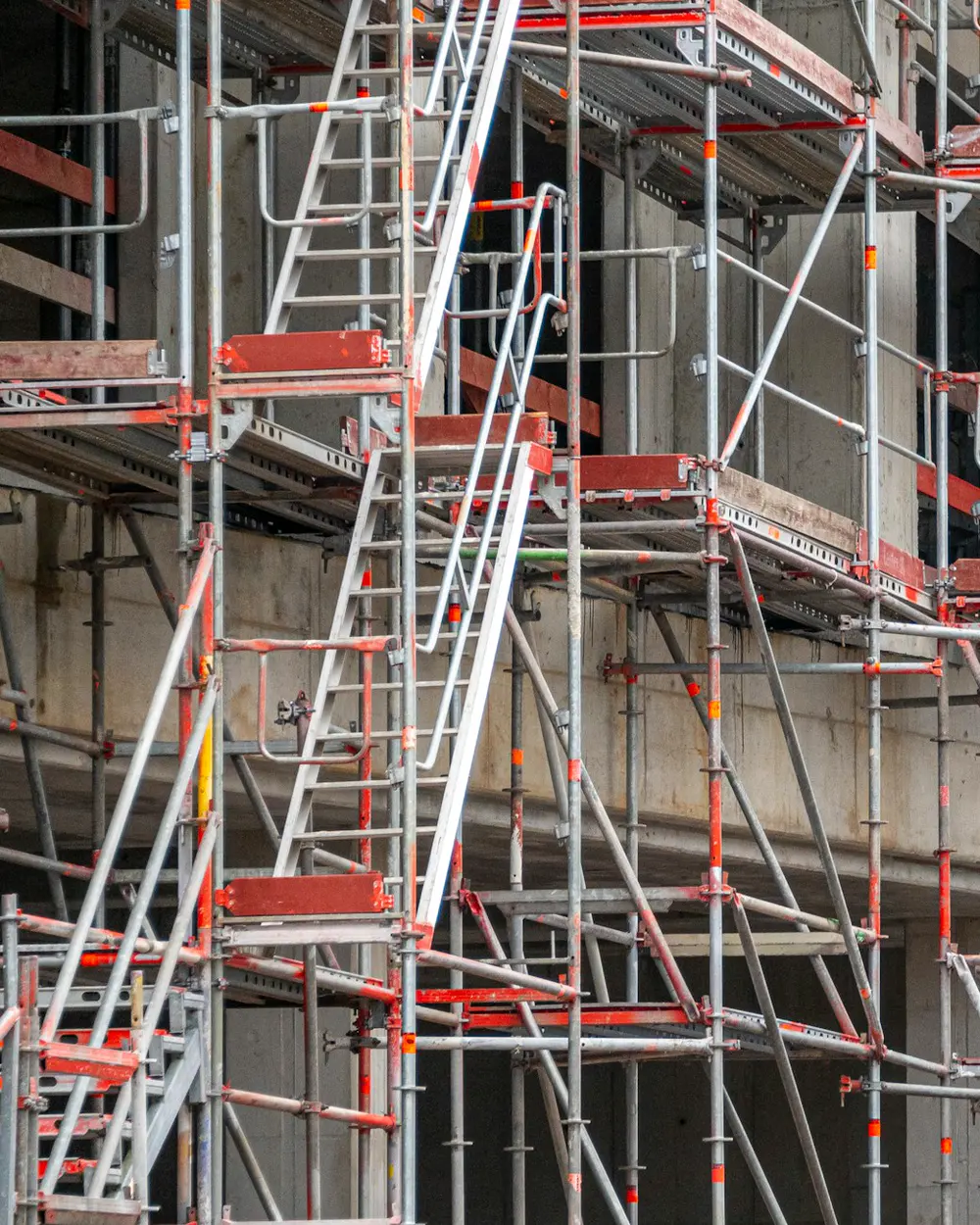 Systemgerüst mit Leitergang, Konsolbelägen und Seitenschutz